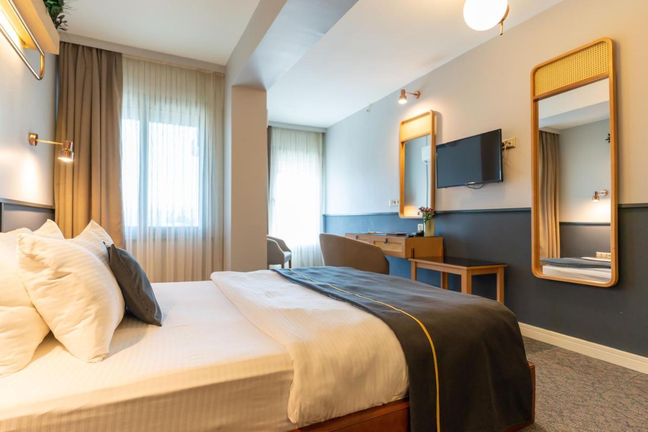 Viva La Hotel *